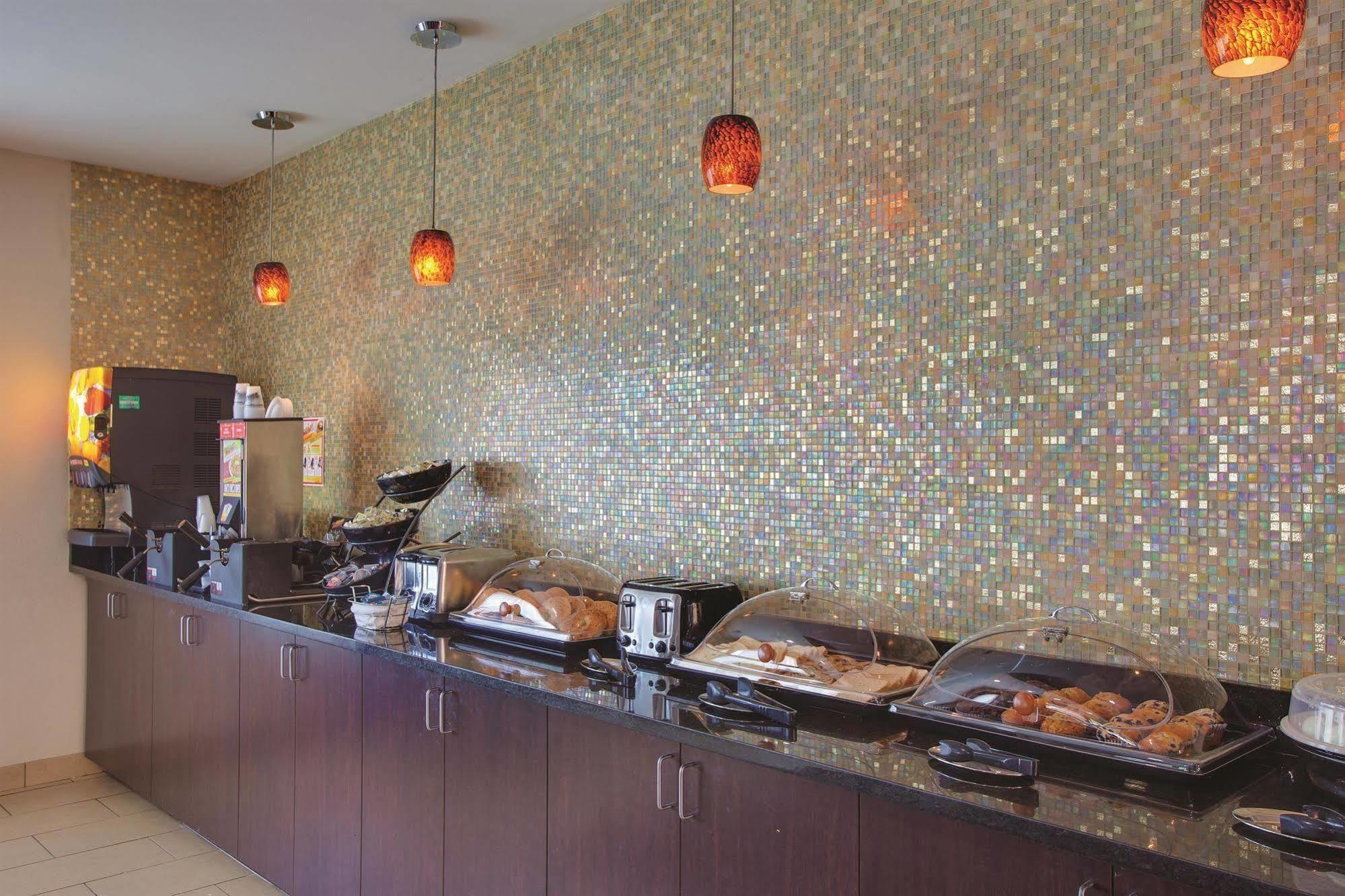 Comfort Inn & Suites Verona At Turning Stone Resort Casino Exterior foto